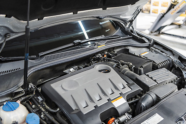 포토 JPG 주간 자동차 사람없음 야외 엔진 보닛 자동차정비 정비소 경정비 국내포토 자연요소 육상교통 수리 파일형식