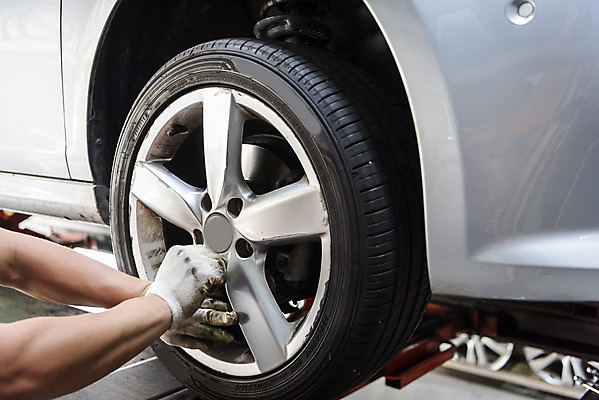 포토 JPG 주간 손 남자 40대 자동차 한명 야외 신체부위 한국인 타이어 정비공 자동차정비 정비소 경정비 국내포토 자연요소 1 육상교통 중년 사람 동양인 기술자 수리 파일형식