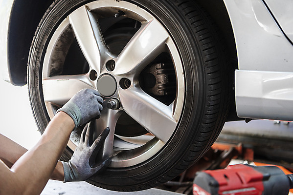 포토 JPG 주간 손 남자 40대 자동차 한명 야외 신체부위 한국인 타이어 정비공 자동차정비 정비소 경정비 국내포토 자연요소 1 육상교통 중년 사람 동양인 기술자 수리 파일형식