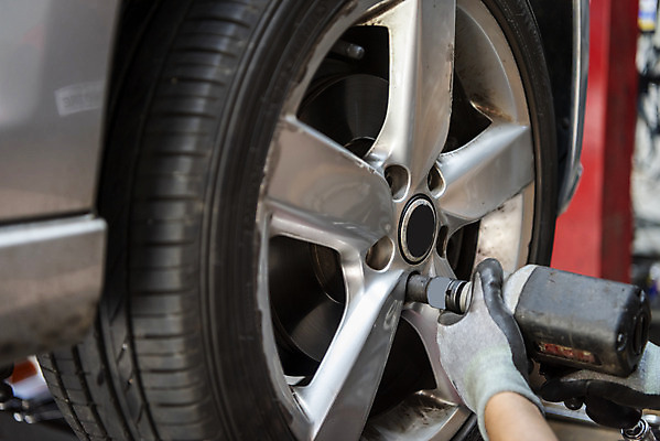 포토 JPG 주간 손 남자 40대 자동차 한명 근접촬영 야외 신체부위 한국인 타이어 정비공 자동차정비 정비소 경정비 국내포토 자연요소 1 육상교통 뷰포인트 중년 사람 동양인 기술자 수리 파일형식