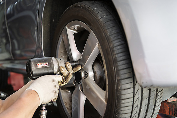 포토 JPG 주간 손 남자 40대 자동차 한명 야외 신체부위 한국인 타이어 정비공 자동차정비 정비소 경정비 국내포토 자연요소 1 육상교통 중년 사람 동양인 기술자 수리 파일형식