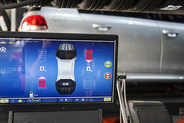 포토 JPG 주간 자동차 사람없음 야외 확인 타이어 자동차정비 정비소 경정비 국내포토 자연요소 육상교통 수리 파일형식