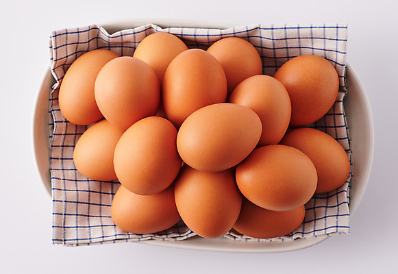 포토 JPG 스튜디오촬영 접시 식재료 실내 사람없음 하이앵글 계란 여러개 신선 흰배경 유기농 단백질 국내포토 식기 웰빙 뷰포인트 다수 백그라운드 내부 알 흰색 영양소 파일형식