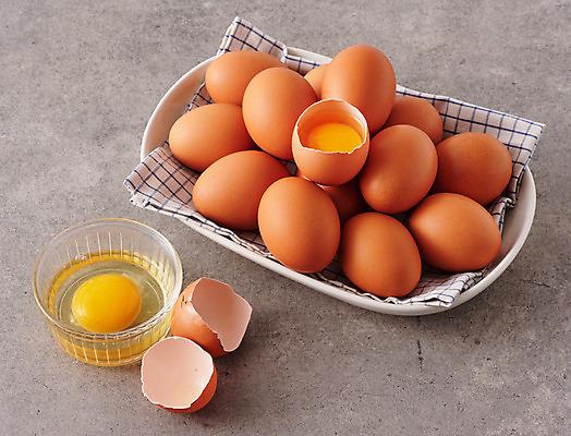 포토 JPG 스튜디오촬영 접시 식재료 회색배경 실내 사람없음 계란 여러개 신선 계란껍데기 유기농 노른자 단백질 국내포토 식기 웰빙 다수 백그라운드 내부 알 회색 영양소 파일형식