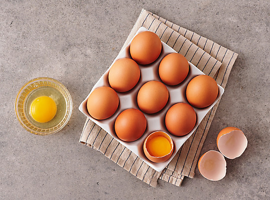 포토 JPG 스튜디오촬영 식재료 회색배경 실내 사람없음 하이앵글 계란 여러개 신선 계란껍데기 유기농 노른자 계란판 단백질 국내포토 웰빙 뷰포인트 다수 백그라운드 내부 알 회색 영양소 파일형식