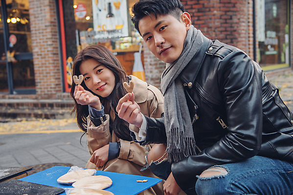 포토 JPG 주간 커플 여자 남자 데이트 거리 앉기 상반신 20대 성인 야외 두명 옆모습 다정 한국인 가을 즐거움 달고나 먹거리 삼청동 성인만 국내포토 자연요소 계절 감정 음식 뷰포인트 컨셉 관계 모션 사람 동양인 청년 종로 파일형식