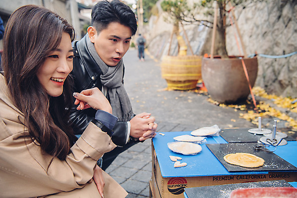 포토 JPG 주간 커플 응시 여자 남자 데이트 거리 미소 앉기 상반신 20대 성인 야외 두명 옆모습 다정 한국인 가을 즐거움 달고나 먹거리 삼청동 성인만 국내포토 자연요소 시선 계절 감정 음식 뷰포인트 컨셉 관계 모션 표정 사람 동양인 청년 종로 파일형식