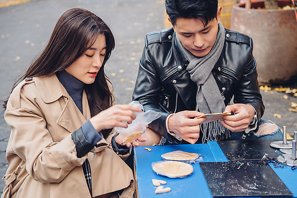 포토 JPG 주간 커플 여자 남자 데이트 거리 들기 앉기 상반신 20대 성인 야외 두명 앞모습 다정 한국인 가을 즐거움 달고나 먹거리 삼청동 성인만 국내포토 자연요소 계절 감정 음식 뷰포인트 컨셉 관계 모션 사람 동양인 청년 종로 파일형식