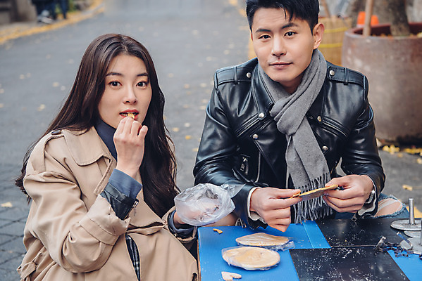 포토 JPG 주간 커플 여자 남자 데이트 거리 들기 앉기 상반신 20대 성인 야외 두명 앞모습 다정 한국인 가을 먹기 즐거움 달고나 먹거리 삼청동 성인만 국내포토 자연요소 계절 감정 음식 뷰포인트 컨셉 관계 모션 사람 동양인 청년 종로 파일형식