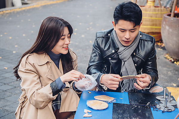 포토 JPG 주간 커플 여자 남자 데이트 거리 미소 들기 앉기 상반신 20대 성인 야외 두명 앞모습 다정 한국인 가을 즐거움 달고나 먹거리 삼청동 성인만 국내포토 자연요소 계절 감정 음식 뷰포인트 컨셉 관계 모션 표정 사람 동양인 청년 종로 파일형식