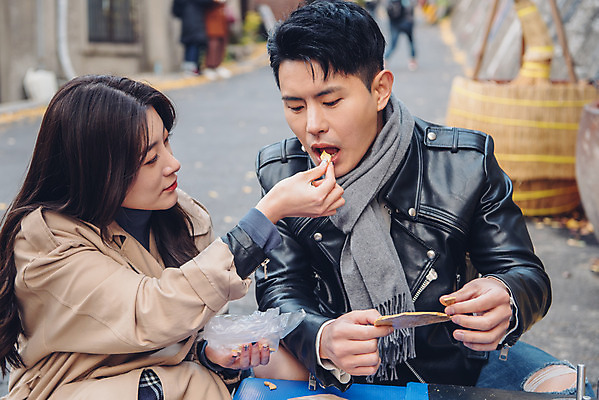 포토 JPG 주간 커플 여자 남자 데이트 거리 들기 앉기 상반신 20대 성인 야외 두명 앞모습 다정 한국인 가을 먹여주기 즐거움 달고나 먹거리 삼청동 성인만 국내포토 자연요소 계절 감정 음식 뷰포인트 컨셉 관계 모션 사람 동양인 청년 먹기 종로 파일형식