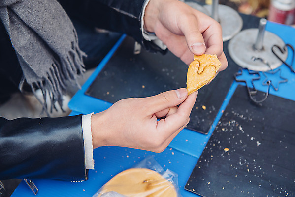 포토 JPG 주간 손 커플 남자 데이트 거리 한명 들기 앉기 20대 성인 야외 신체부위 다정 한국인 가을 즐거움 달고나 먹거리 삼청동 성인남자한명만 국내포토 자연요소 1 계절 감정 음식 컨셉 관계 모션 사람 동양인 청년 종로 남자한명만 성인남자만 파일형식
