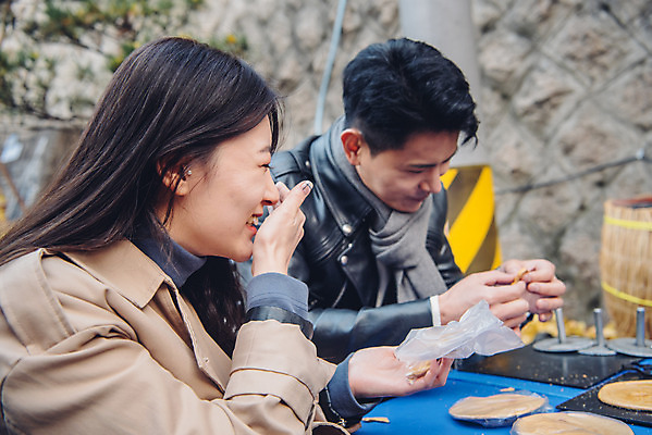 포토 JPG 주간 커플 여자 남자 데이트 거리 웃음 앉기 상반신 20대 성인 야외 두명 옆모습 다정 한국인 가을 즐거움 달고나 먹거리 삼청동 성인만 국내포토 자연요소 계절 감정 음식 뷰포인트 컨셉 관계 모션 표정 사람 동양인 청년 종로 파일형식