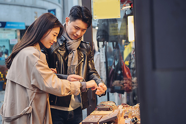 포토 JPG 주간 커플 여자 남자 데이트 장신구 거리 서기 미소 상반신 20대 성인 야외 두명 옆모습 다정 한국인 가을 즐거움 달고나 먹거리 삼청동 성인만 국내포토 자연요소 계절 감정 음식 뷰포인트 컨셉 관계 모션 표정 사람 동양인 청년 종로 파일형식