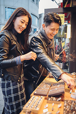 포토 JPG 주간 커플 여자 남자 데이트 장신구 거리 서기 미소 상반신 20대 성인 야외 두명 옆모습 다정 한국인 가을 즐거움 먹거리 삼청동 성인만 국내포토 자연요소 계절 감정 음식 뷰포인트 컨셉 관계 모션 표정 사람 동양인 청년 종로 파일형식