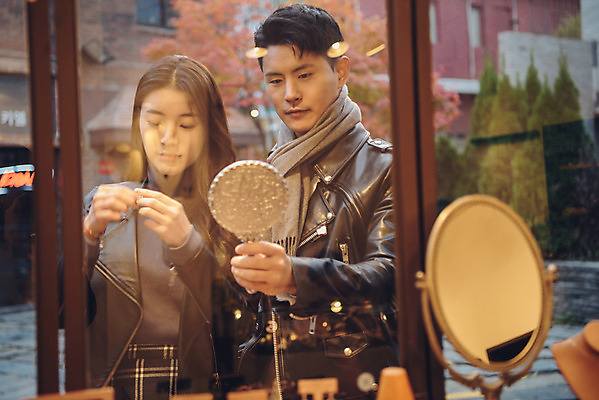 포토 JPG 주간 커플 여자 남자 데이트 장신구 거리 서기 들기 상반신 20대 성인 야외 두명 앞모습 다정 거울 한국인 가을 즐거움 먹거리 삼청동 성인만 국내포토 자연요소 계절 감정 음식 뷰포인트 컨셉 관계 모션 사람 동양인 청년 종로 파일형식