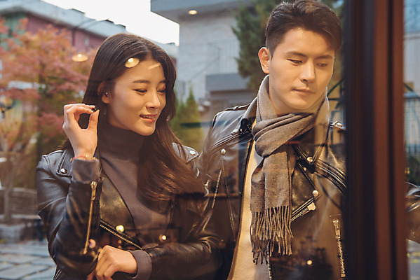 포토 JPG 주간 커플 여자 남자 데이트 장신구 거리 서기 미소 상반신 20대 성인 야외 두명 앞모습 다정 한국인 가을 즐거움 먹거리 삼청동 성인만 국내포토 자연요소 계절 감정 음식 뷰포인트 컨셉 관계 모션 표정 사람 동양인 청년 종로 파일형식