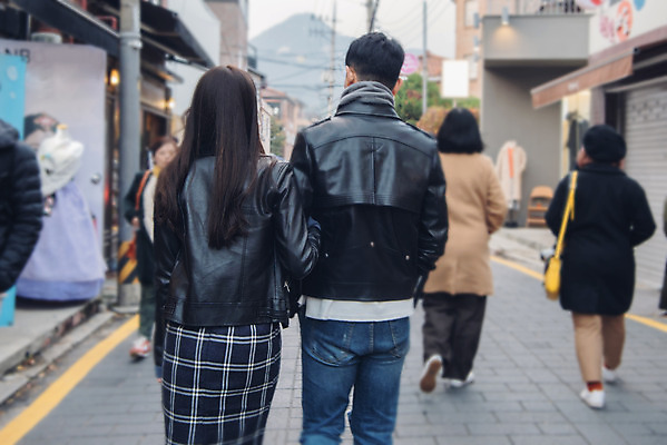 포토 JPG 주간 커플 여자 남자 데이트 거리 상반신 20대 성인 야외 두명 뒷모습 걷기 팔짱 다정 한국인 가을 즐거움 먹거리 삼청동 성인만 국내포토 자연요소 계절 감정 음식 뷰포인트 컨셉 관계 모션 사람 동양인 청년 종로 파일형식