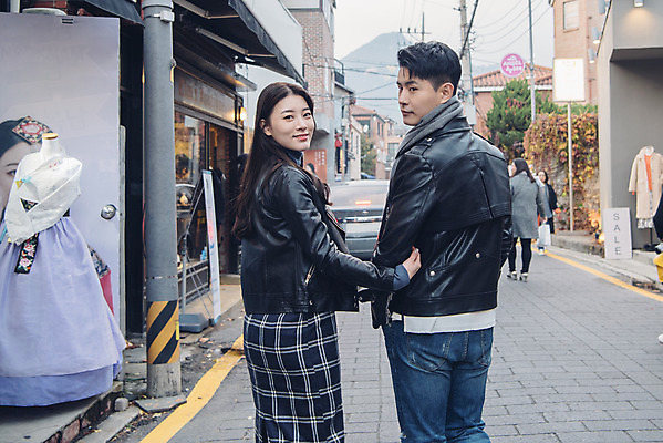 포토 JPG 주간 커플 여자 남자 데이트 거리 상반신 20대 성인 야외 두명 뒷모습 걷기 다정 한국인 가을 뒤돌아보기 즐거움 먹거리 삼청동 성인만 국내포토 자연요소 계절 감정 음식 뷰포인트 컨셉 관계 모션 사람 동양인 청년 종로 파일형식