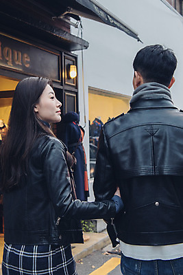 포토 JPG 주간 커플 여자 남자 데이트 거리 상반신 20대 성인 야외 두명 뒷모습 걷기 팔짱 다정 한국인 가을 즐거움 먹거리 삼청동 성인만 국내포토 자연요소 계절 감정 음식 뷰포인트 컨셉 관계 모션 사람 동양인 청년 종로 파일형식