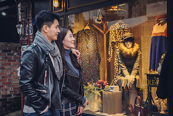 포토 JPG 주간 커플 여자 남자 데이트 거리 서기 상반신 20대 성인 야외 두명 옆모습 상점 다정 한국인 가을 즐거움 먹거리 삼청동 성인만 국내포토 자연요소 계절 감정 음식 뷰포인트 컨셉 관계 모션 사람 동양인 청년 종로 파일형식