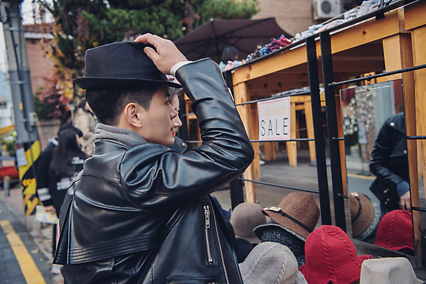 포토 JPG 주간 모자 커플 여자 남자 데이트 거리 서기 상반신 20대 성인 야외 두명 옆모습 다정 한국인 가을 즐거움 먹거리 삼청동 성인만 국내포토 자연요소 잡화 계절 감정 음식 뷰포인트 컨셉 관계 모션 사람 동양인 청년 종로 파일형식