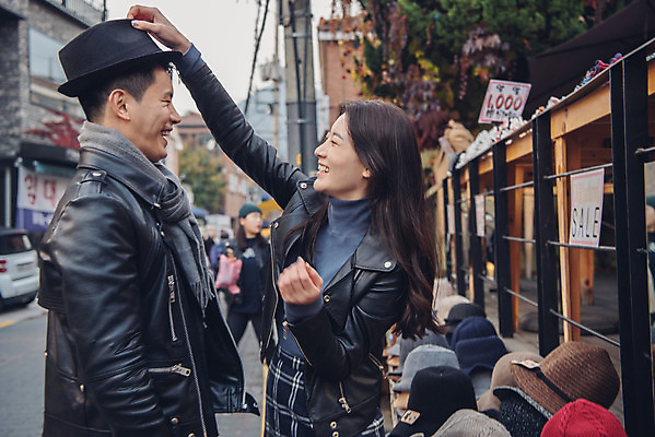 포토 JPG 주간 모자 커플 여자 남자 데이트 거리 서기 미소 상반신 20대 성인 야외 두명 옆모습 다정 한국인 가을 즐거움 먹거리 삼청동 성인만 국내포토 자연요소 잡화 계절 감정 음식 뷰포인트 컨셉 관계 모션 표정 사람 동양인 청년 종로 파일형식