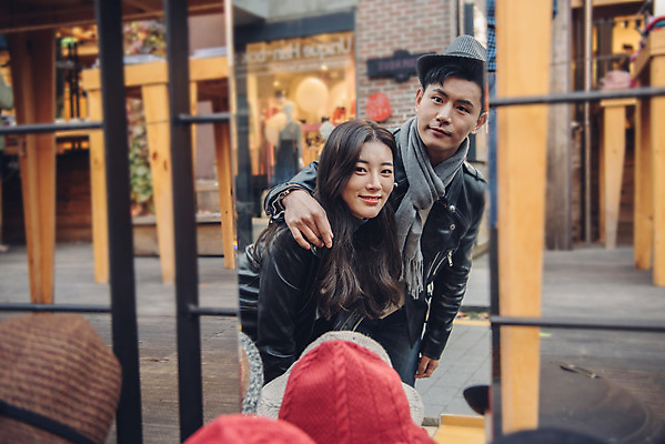 포토 JPG 주간 모자 커플 여자 남자 데이트 거리 서기 상반신 20대 성인 야외 두명 앞모습 다정 거울 한국인 가을 즐거움 먹거리 삼청동 성인만 국내포토 자연요소 잡화 계절 감정 음식 뷰포인트 컨셉 관계 모션 사람 동양인 청년 종로 파일형식