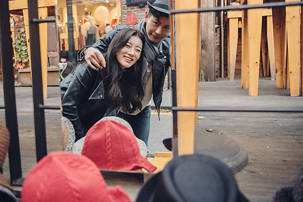 포토 JPG 주간 모자 커플 여자 남자 데이트 거리 서기 미소 상반신 20대 성인 야외 두명 앞모습 다정 거울 한국인 가을 즐거움 먹거리 삼청동 성인만 국내포토 자연요소 잡화 계절 감정 음식 뷰포인트 컨셉 관계 모션 표정 사람 동양인 청년 종로 파일형식