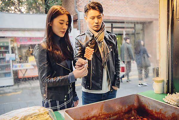 포토 JPG 주간 커플 여자 남자 데이트 거리 서기 상반신 20대 성인 야외 두명 앞모습 다정 한국인 가을 떡볶이 분식 즐거움 떡꼬치 먹거리 삼청동 성인만 국내포토 자연요소 계절 감정 음식 뷰포인트 컨셉 관계 모션 사람 동양인 청년 꼬치 종로 파일형식