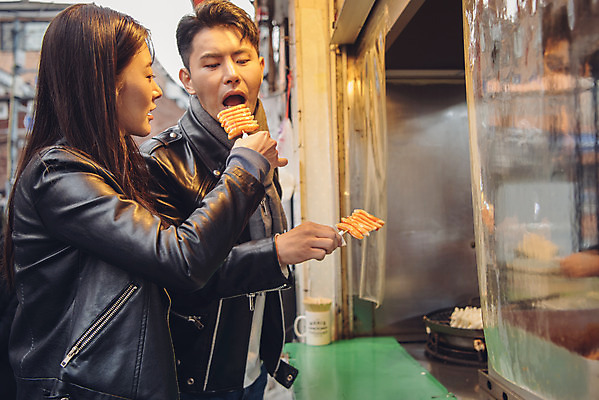 포토 JPG 주간 커플 여자 남자 데이트 거리 서기 상반신 20대 성인 야외 두명 옆모습 다정 한국인 가을 분식 먹여주기 즐거움 떡꼬치 먹거리 삼청동 성인만 국내포토 자연요소 계절 감정 음식 뷰포인트 컨셉 관계 모션 사람 동양인 청년 꼬치 먹기 종로 파일형식