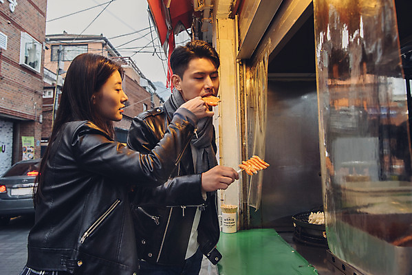 포토 JPG 주간 커플 여자 남자 데이트 거리 서기 들기 상반신 20대 성인 야외 두명 옆모습 다정 한국인 가을 분식 먹여주기 즐거움 먹거리 삼청동 성인만 국내포토 자연요소 계절 감정 음식 뷰포인트 컨셉 관계 모션 사람 동양인 청년 먹기 종로 파일형식