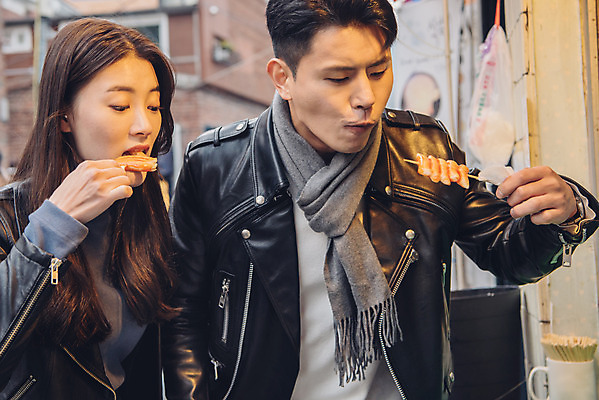 포토 JPG 주간 커플 여자 남자 데이트 거리 서기 상반신 20대 성인 야외 두명 앞모습 다정 한국인 가을 분식 먹기 즐거움 떡꼬치 먹거리 삼청동 성인만 국내포토 자연요소 계절 감정 음식 뷰포인트 컨셉 관계 모션 사람 동양인 청년 꼬치 종로 파일형식