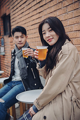 포토 JPG 주간 커플 여자 남자 데이트 거리 맥주 미소 들기 앉기 상반신 20대 성인 야외 두명 옆모습 다정 한국인 가을 즐거움 먹거리 삼청동 성인만 국내포토 자연요소 계절 감정 음식 뷰포인트 컨셉 관계 모션 주류 표정 사람 동양인 청년 종로 파일형식