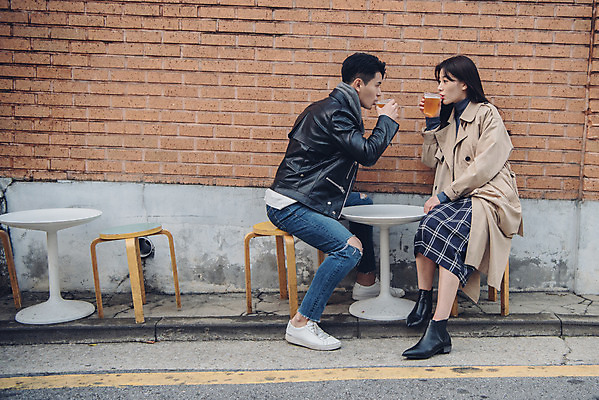 포토 JPG 주간 전신 커플 여자 남자 데이트 거리 맥주 들기 앉기 20대 성인 야외 두명 옆모습 다정 한국인 마시기 가을 즐거움 먹거리 삼청동 성인만 국내포토 자연요소 계절 감정 음식 뷰포인트 컨셉 관계 모션 주류 사람 동양인 청년 종로 파일형식