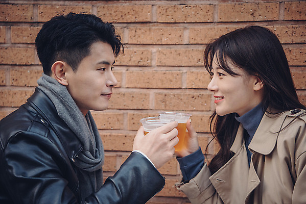 포토 JPG 주간 커플 여자 남자 데이트 거리 맥주 미소 앉기 상반신 20대 성인 야외 두명 옆모습 마주보기 다정 한국인 가을 즐거움 건배 먹거리 삼청동 성인만 국내포토 자연요소 계절 감정 음식 뷰포인트 컨셉 관계 모션 주류 표정 사람 동양인 청년 종로 파일형식