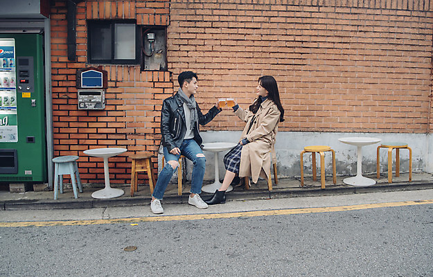 포토 JPG 주간 전신 커플 여자 남자 데이트 거리 맥주 앉기 20대 성인 야외 두명 옆모습 마주보기 다정 한국인 가을 즐거움 건배 먹거리 삼청동 성인만 국내포토 자연요소 계절 감정 음식 뷰포인트 컨셉 관계 모션 주류 사람 동양인 청년 종로 파일형식