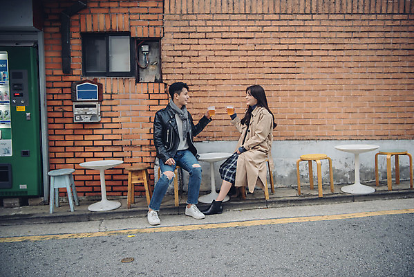 포토 JPG 주간 전신 커플 여자 남자 데이트 거리 맥주 앉기 20대 성인 야외 두명 옆모습 마주보기 다정 한국인 가을 즐거움 먹거리 삼청동 성인만 국내포토 자연요소 계절 감정 음식 뷰포인트 컨셉 관계 모션 주류 사람 동양인 청년 종로 파일형식