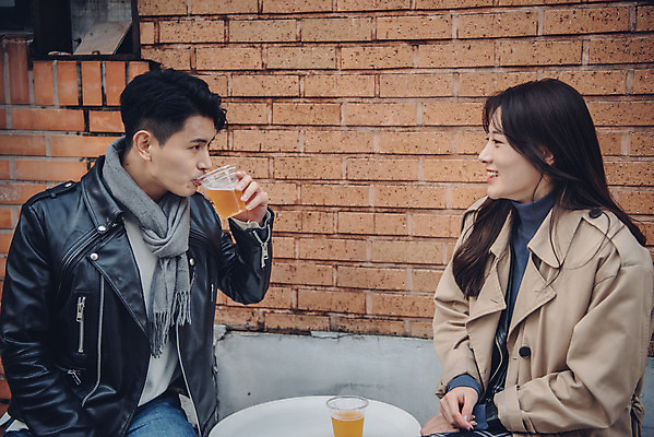 포토 JPG 주간 커플 여자 남자 데이트 거리 맥주 미소 앉기 상반신 20대 성인 야외 두명 옆모습 다정 한국인 마시기 가을 즐거움 먹거리 삼청동 성인만 국내포토 자연요소 계절 감정 음식 뷰포인트 컨셉 관계 모션 주류 표정 사람 동양인 청년 종로 파일형식