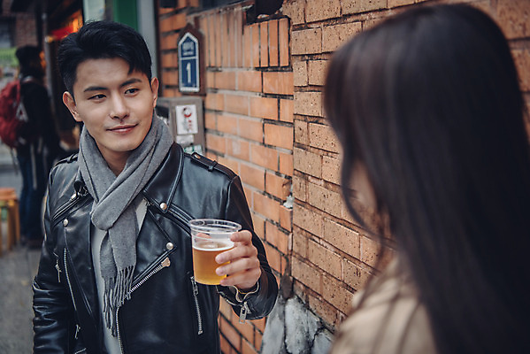포토 JPG 주간 커플 여자 남자 데이트 거리 맥주 미소 앉기 상반신 20대 성인 야외 두명 앞모습 뒷모습 다정 한국인 가을 즐거움 먹거리 삼청동 성인만 국내포토 자연요소 계절 감정 음식 뷰포인트 컨셉 관계 모션 주류 표정 사람 동양인 청년 종로 파일형식