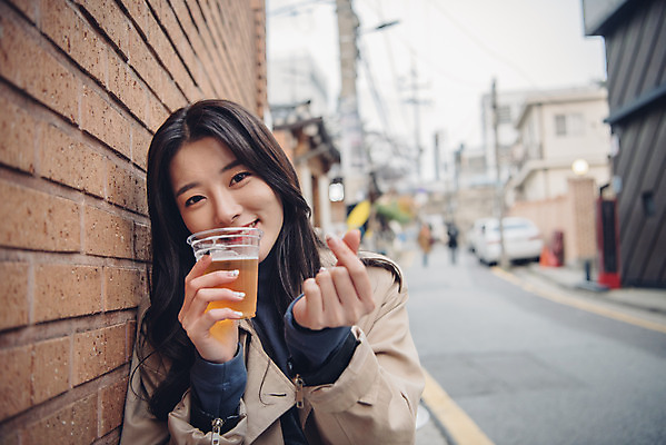 포토 JPG 주간 커플 여자 데이트 거리 맥주 한명 미소 앉기 상반신 20대 성인 야외 앞모습 다정 한국인 가을 즐거움 손하트 먹거리 삼청동 성인여자한명만 국내포토 자연요소 1 계절 감정 음식 뷰포인트 컨셉 관계 모션 주류 표정 사람 동양인 손짓 청년 종로 여자한명만 성인여자만 파일형식