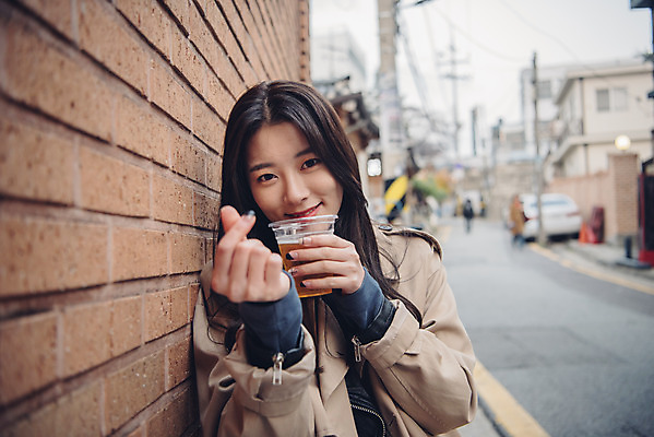 포토 JPG 주간 커플 여자 데이트 거리 맥주 한명 미소 앉기 상반신 20대 성인 야외 앞모습 다정 한국인 가을 즐거움 손하트 먹거리 삼청동 성인여자한명만 국내포토 자연요소 1 계절 감정 음식 뷰포인트 컨셉 관계 모션 주류 표정 사람 동양인 손짓 청년 종로 여자한명만 성인여자만 파일형식