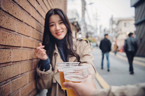 포토 JPG 주간 손 커플 여자 남자 데이트 거리 맥주 앉기 상반신 20대 성인 야외 두명 앞모습 신체부위 다정 한국인 가을 즐거움 건배 손하트 먹거리 삼청동 성인만 국내포토 자연요소 계절 감정 음식 뷰포인트 컨셉 관계 모션 주류 사람 동양인 손짓 청년 종로 파일형식