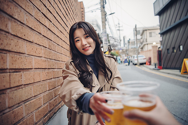 포토 JPG 주간 손 커플 여자 남자 데이트 거리 맥주 미소 앉기 상반신 20대 성인 야외 두명 앞모습 신체부위 다정 한국인 가을 즐거움 건배 먹거리 삼청동 성인만 국내포토 자연요소 계절 감정 음식 뷰포인트 컨셉 관계 모션 주류 표정 사람 동양인 청년 종로 파일형식