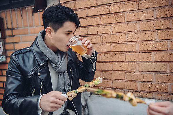 포토 JPG 주간 손 커플 여자 남자 데이트 거리 맥주 들기 앉기 상반신 20대 성인 야외 두명 옆모습 신체부위 다정 한국인 마시기 가을 꼬치 즐거움 먹거리 삼청동 성인만 국내포토 자연요소 계절 감정 음식 뷰포인트 컨셉 관계 모션 주류 사람 동양인 청년 종로 파일형식