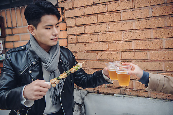 포토 JPG 주간 손 커플 여자 남자 데이트 거리 맥주 들기 앉기 상반신 20대 성인 야외 두명 옆모습 신체부위 다정 한국인 가을 꼬치 즐거움 건배 먹거리 삼청동 성인만 국내포토 자연요소 계절 감정 음식 뷰포인트 컨셉 관계 모션 주류 사람 동양인 청년 종로 파일형식