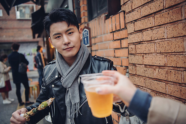 포토 JPG 주간 손 커플 여자 남자 데이트 거리 맥주 앉기 상반신 20대 성인 야외 두명 앞모습 신체부위 다정 한국인 가을 꼬치 즐거움 건배 먹거리 삼청동 성인만 국내포토 자연요소 계절 감정 음식 뷰포인트 컨셉 관계 모션 주류 사람 동양인 청년 종로 파일형식