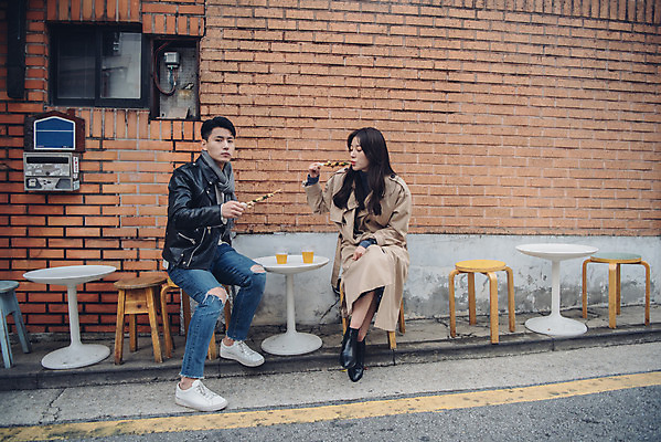 포토 JPG 주간 전신 커플 여자 남자 데이트 거리 맥주 앉기 20대 성인 야외 두명 앞모습 다정 한국인 가을 꼬치 즐거움 먹거리 삼청동 성인만 국내포토 자연요소 계절 감정 음식 뷰포인트 컨셉 관계 모션 주류 사람 동양인 청년 종로 파일형식