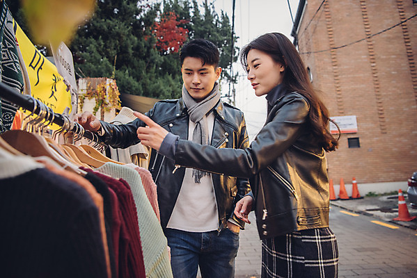 포토 JPG 주간 커플 옷 여자 남자 데이트 거리 서기 상반신 20대 성인 야외 두명 앞모습 옆모습 쇼핑 다정 한국인 가을 즐거움 먹거리 삼청동 성인만 플리마켓 국내포토 자연요소 계절 감정 음식 뷰포인트 컨셉 관계 모션 사람 동양인 청년 시장 종로 파일형식