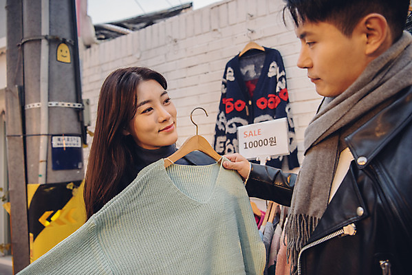 포토 JPG 주간 커플 옷 여자 남자 데이트 거리 서기 상반신 20대 성인 야외 두명 앞모습 옆모습 쇼핑 다정 한국인 가을 즐거움 먹거리 삼청동 성인만 플리마켓 국내포토 자연요소 계절 감정 음식 뷰포인트 컨셉 관계 모션 사람 동양인 청년 시장 종로 파일형식